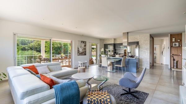 Belle villa d'architecte au calme avec vue dégagée