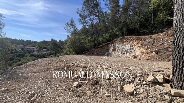 Terrain constructible de 1514m2 en position dominante