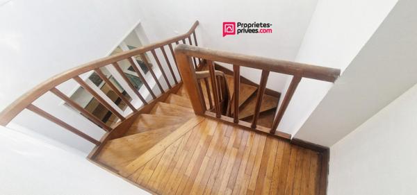 Immeuble de 94 m² avec commerce et logement 3 pièces et 2 chambres