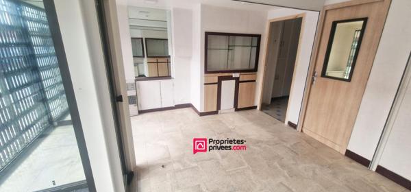 Immeuble de 94 m² avec commerce et logement 3 pièces et 2 chambres