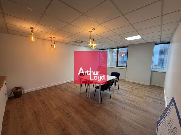 Bureau à louer 112 m² à Eybens accès espaces partagés possible