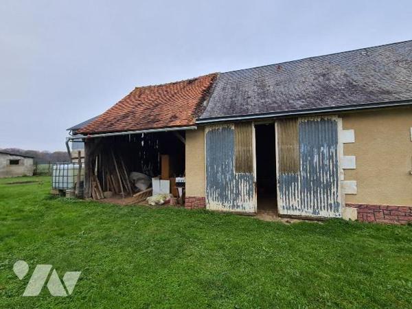 Une longère à restaurer avec séjour-cuisine, deux chambres, salle d'eau, WC. Le bien dispose d'...