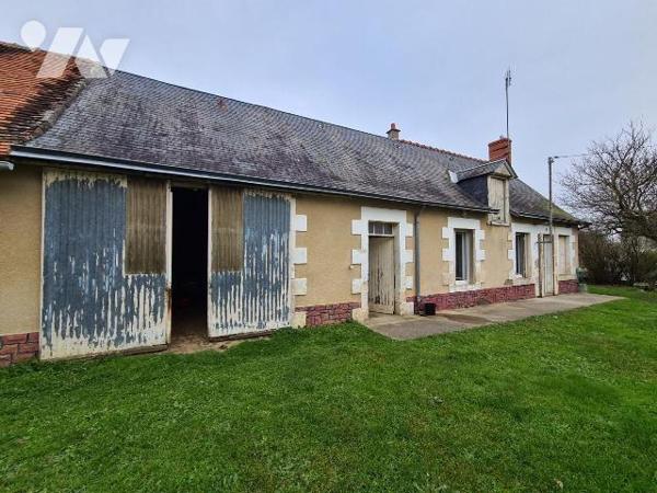 Une longère à restaurer avec séjour-cuisine, deux chambres, salle d'eau, WC. Le bien dispose d'...