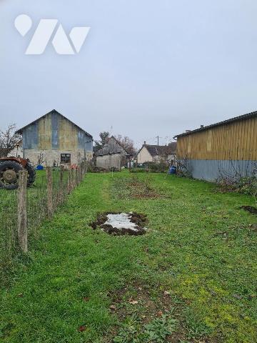 Une longère à restaurer avec séjour-cuisine, deux chambres, salle d'eau, WC. Le bien dispose d'...