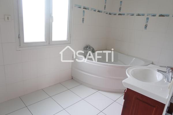 Magnifique maison édifiée en 2006! Belles prestations!Piscine! Coup de coeur garanti!