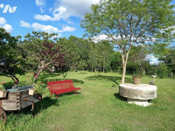 Maison ancienne pleine de charme et en parfait état sur beau terrain de plus de 9000 m²