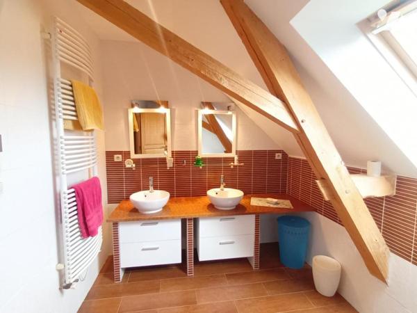 Maison ancienne pleine de charme et en parfait état sur beau terrain de plus de 9000 m²