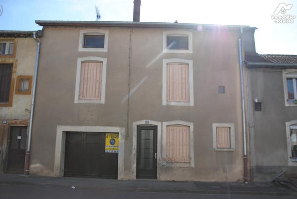 Maison mitoyenne rénovée sur 3 nvv de type T 4 avec garage, grenier, dépendance, jardinet C/C fuel