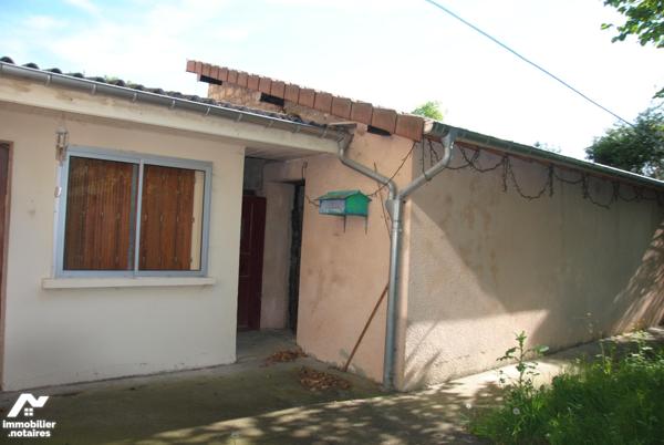 Maison mitoyenne rénovée sur 3 nvv de type T 4 avec garage, grenier, dépendance, jardinet C/C fuel