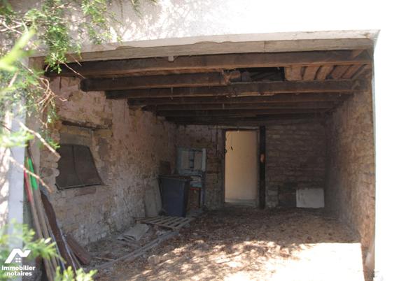 Maison mitoyenne rénovée sur 3 nvv de type T 4 avec garage, grenier, dépendance, jardinet C/C fuel