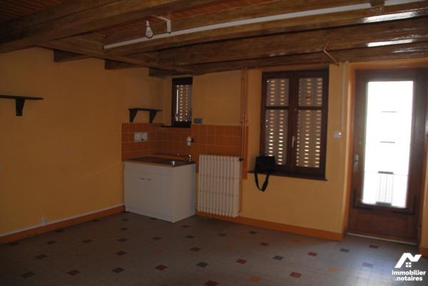 Maison mitoyenne rénovée sur 3 nvv de type T 4 avec garage, grenier, dépendance, jardinet C/C fuel