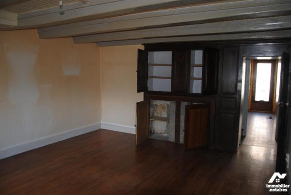 Maison mitoyenne rénovée sur 3 nvv de type T 4 avec garage, grenier, dépendance, jardinet C/C fuel