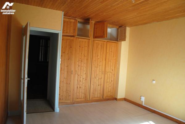 Maison mitoyenne rénovée sur 3 nvv de type T 4 avec garage, grenier, dépendance, jardinet C/C fuel