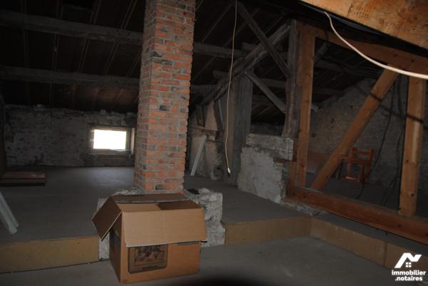 Maison mitoyenne rénovée sur 3 nvv de type T 4 avec garage, grenier, dépendance, jardinet C/C fuel