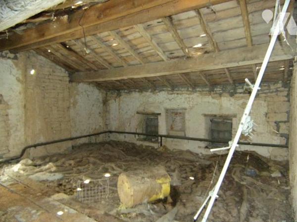 MAISON EN PIERRE  A RENOVER