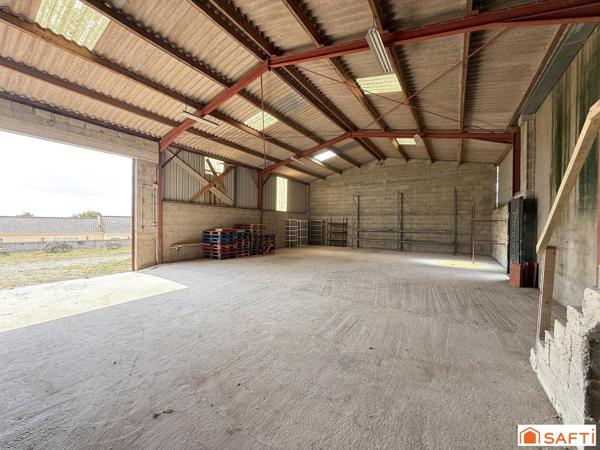 Bâtiment artisanal avec bureaux et grand terrain