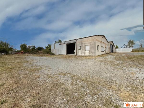 Bâtiment artisanal avec bureaux et grand terrain