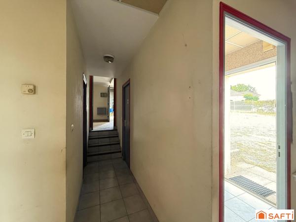 Bâtiment artisanal avec bureaux et grand terrain