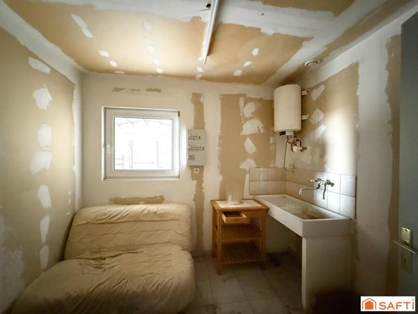 Bâtiment artisanal avec bureaux et grand terrain