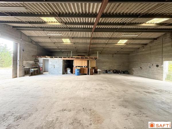 Bâtiment artisanal avec bureaux et grand terrain