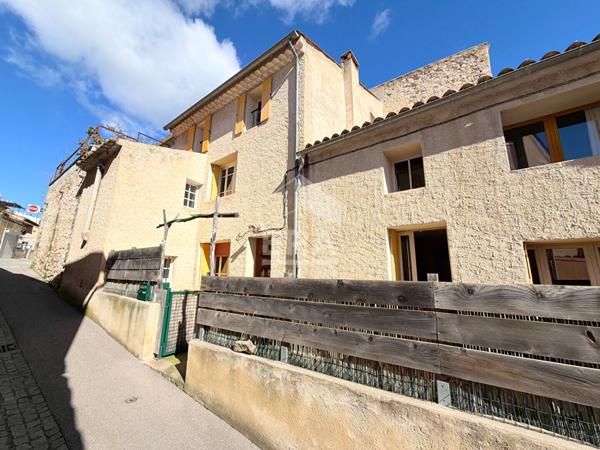 A VENDRE EN EXCLUSIVITE 84530 VILLELAURE MAISON DE VILLAGE TYPE 5 PIECES D'ENVIRON 149M² AVEC COUR ET CAVE