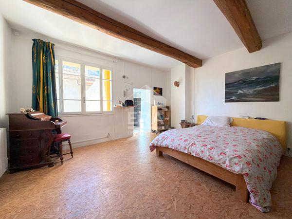 A VENDRE EN EXCLUSIVITE 84530 VILLELAURE MAISON DE VILLAGE TYPE 5 PIECES D'ENVIRON 149M² AVEC COUR ET CAVE