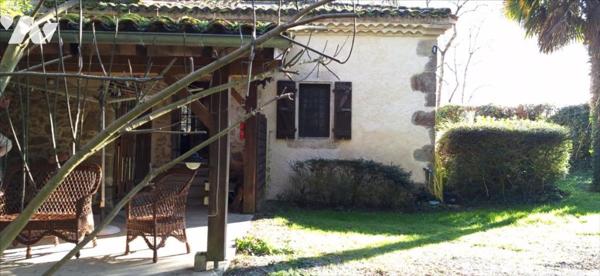 VIC-FEZENSAC, Moulin avec terrain et piscine.