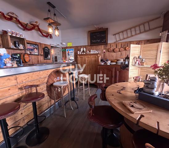 Ensemble immobilier Professionnel ( terrain constructible , restaurant et appartement 80m2)