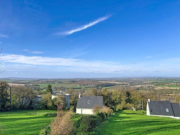 Maison d'architecte, 4 chambres et vie de plain pied, sur sous-sol, Gouezec