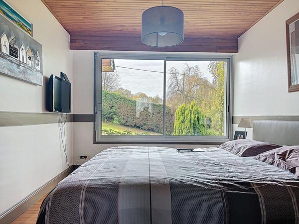 Maison d'architecte, 4 chambres et vie de plain pied, sur sous-sol, Gouezec