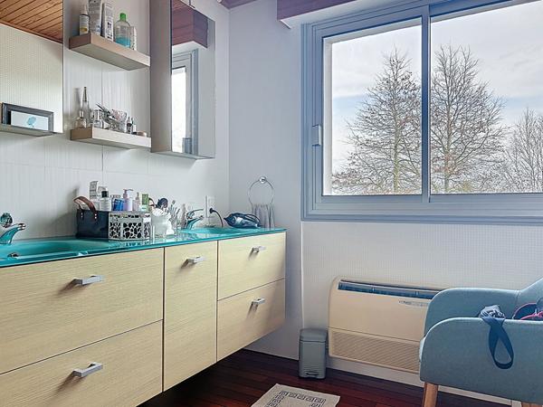 Maison d'architecte, 4 chambres et vie de plain pied, sur sous-sol, Gouezec