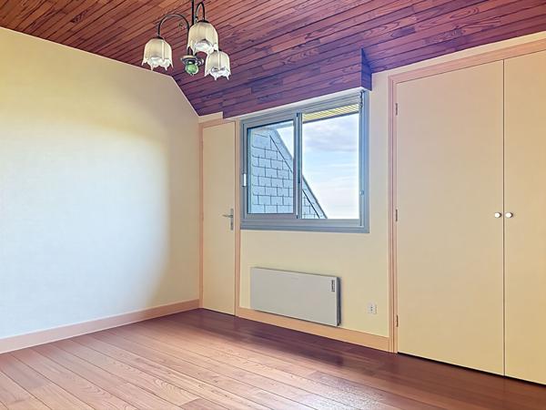 Maison d'architecte, 4 chambres et vie de plain pied, sur sous-sol, Gouezec