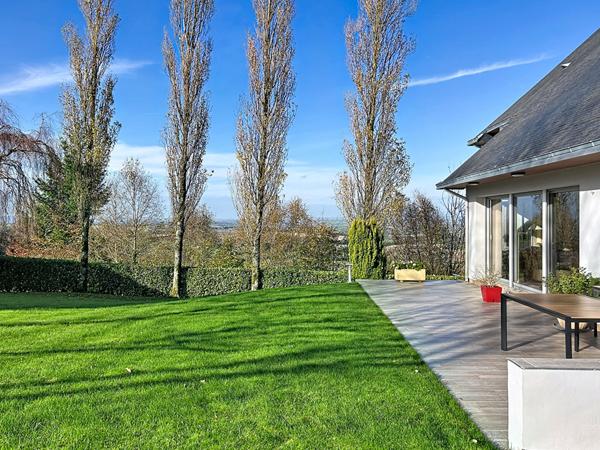 Maison d'architecte, 4 chambres et vie de plain pied, sur sous-sol, Gouezec