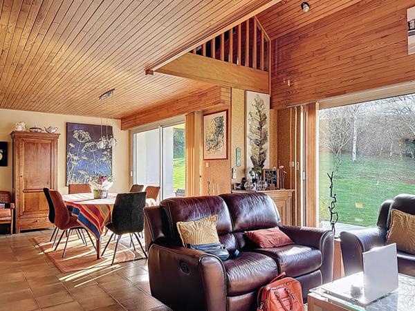 Maison d'architecte, 4 chambres et vie de plain pied, sur sous-sol, Gouezec