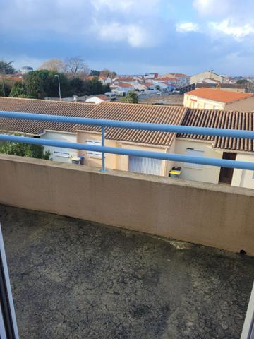 T2 + Parking + cave A LOUER A L'ANNEE EN VIDE RUE SCHWEITZER LES SABLES