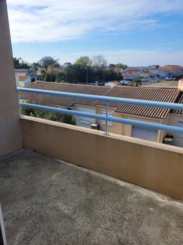 T2 + Parking + cave A LOUER A L'ANNEE EN VIDE RUE SCHWEITZER LES SABLES
