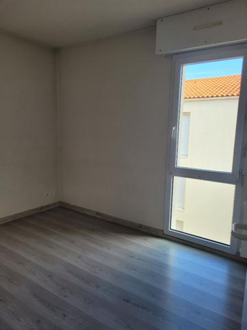 T2 + Parking + cave A LOUER A L'ANNEE EN VIDE RUE SCHWEITZER LES SABLES