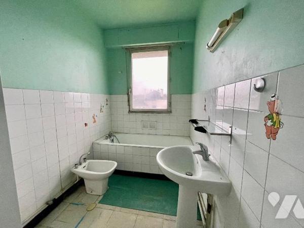 A SAISIR !
Hyper centre LANNION
Appartement de 3 pièces, balcon, parking sous terrain et cave...