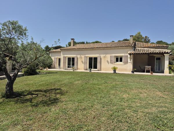 Eyragues (13630) EYRAGUES (13630) - MAISON DE PLAIN-PIED QUARTIER PRISE AVEC TERRAIN ET PISCINE