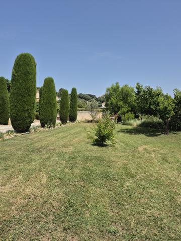 Eyragues (13630) EYRAGUES (13630) - MAISON DE PLAIN-PIED QUARTIER PRISE AVEC TERRAIN ET PISCINE