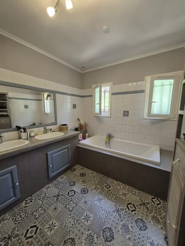 Eyragues (13630) EYRAGUES (13630) - MAISON DE PLAIN-PIED QUARTIER PRISE AVEC TERRAIN ET PISCINE