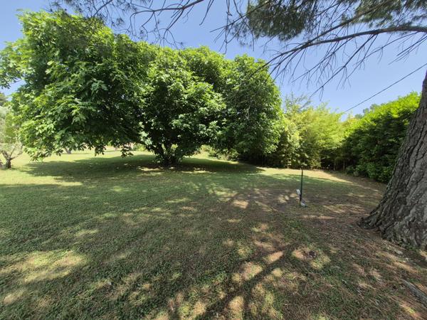 Eyragues (13630) EYRAGUES (13630) - MAISON DE PLAIN-PIED QUARTIER PRISE AVEC TERRAIN ET PISCINE