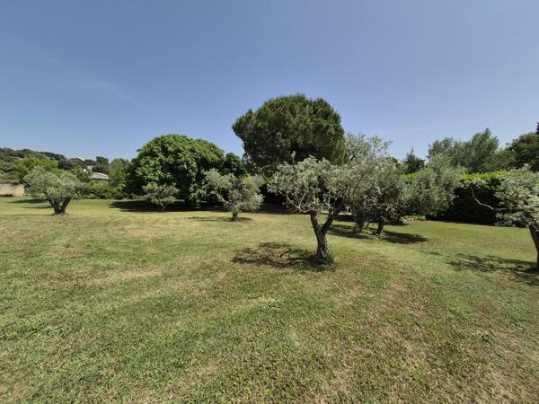 Eyragues (13630) EYRAGUES (13630) - MAISON DE PLAIN-PIED QUARTIER PRISE AVEC TERRAIN ET PISCINE