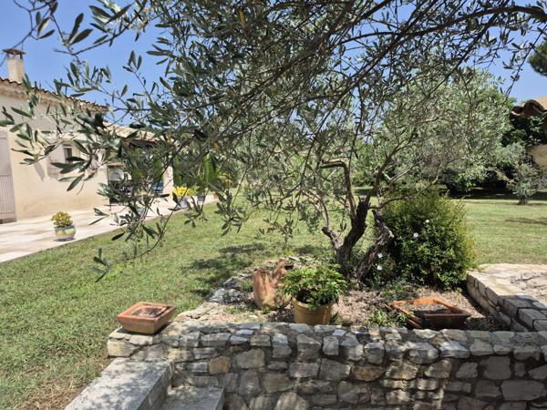 Eyragues (13630) EYRAGUES (13630) - MAISON DE PLAIN-PIED QUARTIER PRISE AVEC TERRAIN ET PISCINE