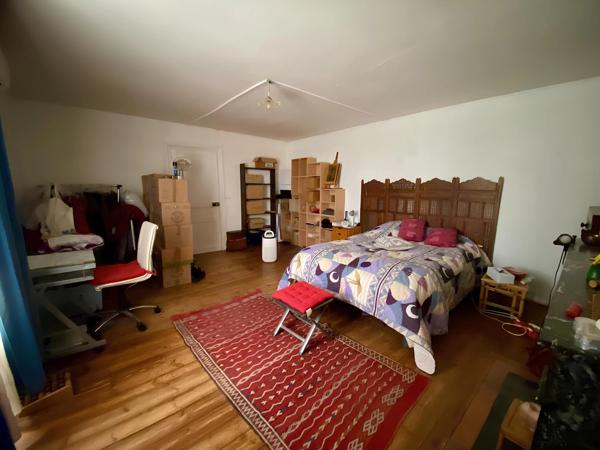 Maison de ville avec jardin, garage et potentiel d'aménagement au centre d'Aigre