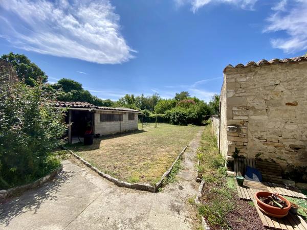 Maison de ville avec jardin, garage et potentiel d'aménagement au centre d'Aigre