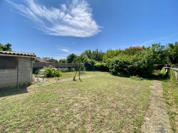 Maison de ville avec jardin, garage et potentiel d'aménagement au centre d'Aigre