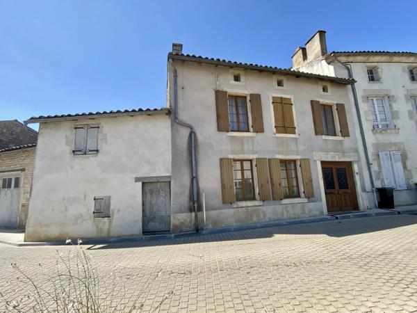 Maison de ville avec jardin, garage et potentiel d'aménagement au centre d'Aigre
