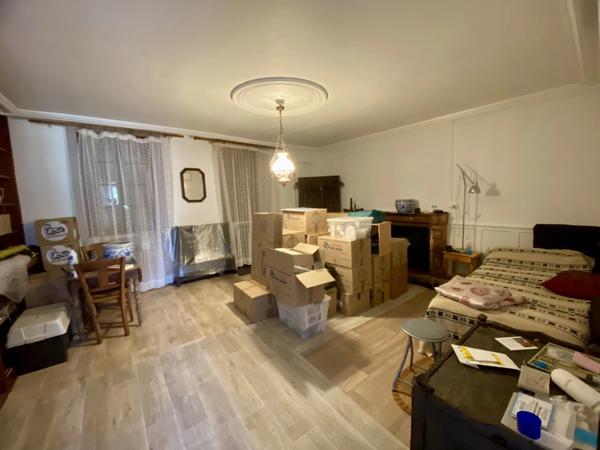 Maison de ville avec jardin, garage et potentiel d'aménagement au centre d'Aigre