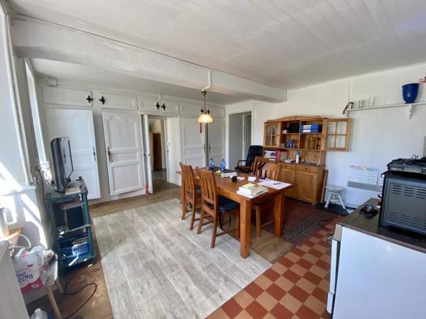 Maison de ville avec jardin, garage et potentiel d'aménagement au centre d'Aigre